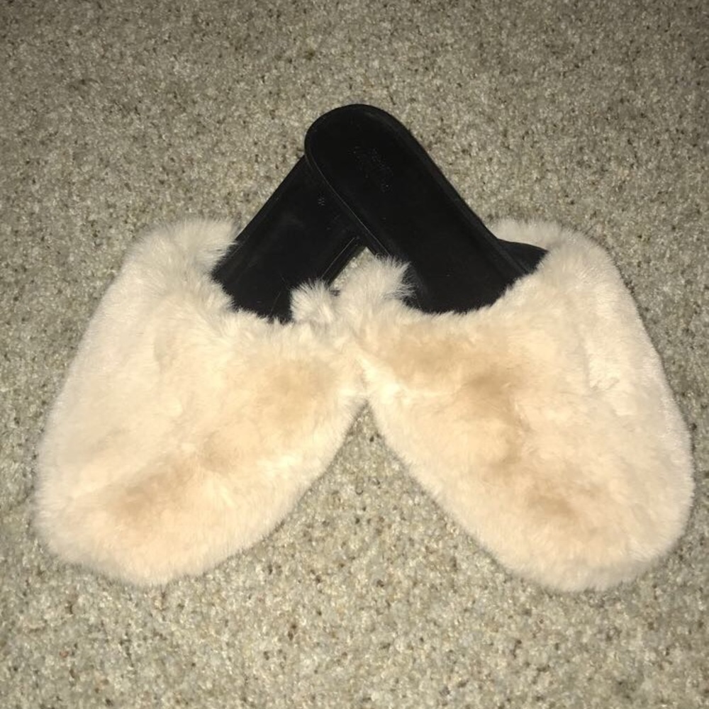 ✨🌻Urban Outfitters faux fur shoes🌻✨